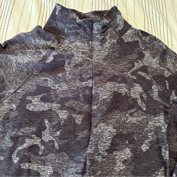 LULULEMON OUTRUN THE ELEMENTS 1/2 ZIP TOP IN GRAY CAMO SIZE 8 - Picture 12 of 16